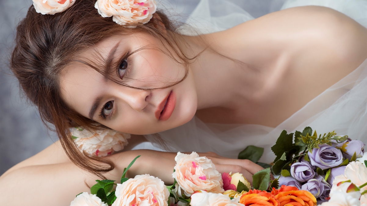 绝美新娘露肩玫瑰壁纸，高清4K美女图片，3840x2160分辨率，免费下载