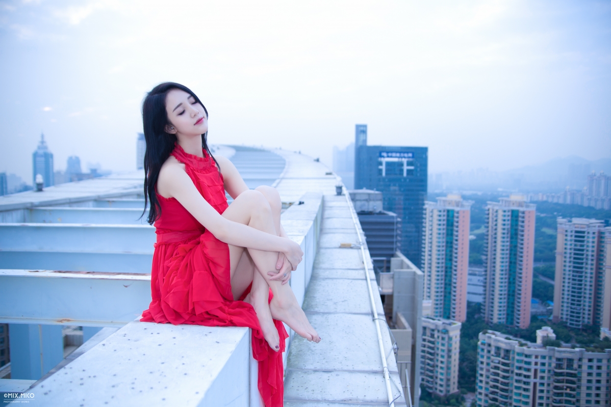 李倩倩天台美照，粉红裙装闭眼瞬间，高清5K壁纸免费下载