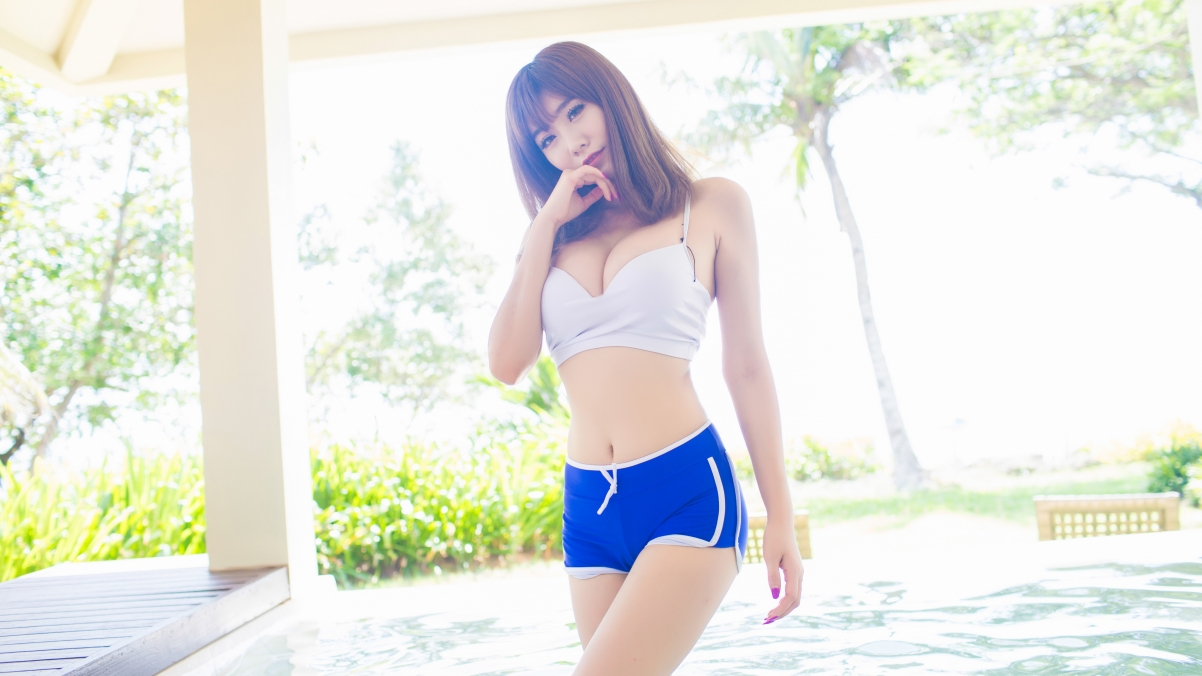 蓝色短裤美女，性感身材尽显，程小烦不烦4K高清壁纸，3840x2160分辨率下载