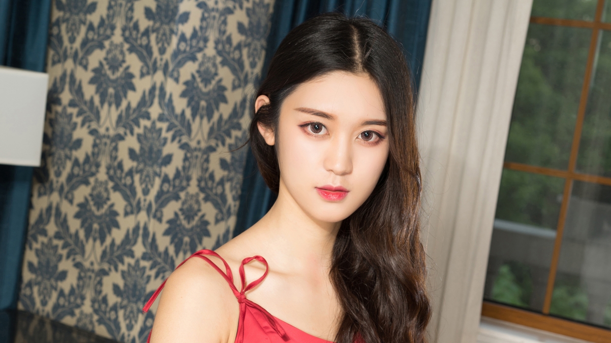 汤怡红色睡裙写真，4K超清壁纸，美女模特高清大图，3840x2160分辨率下载