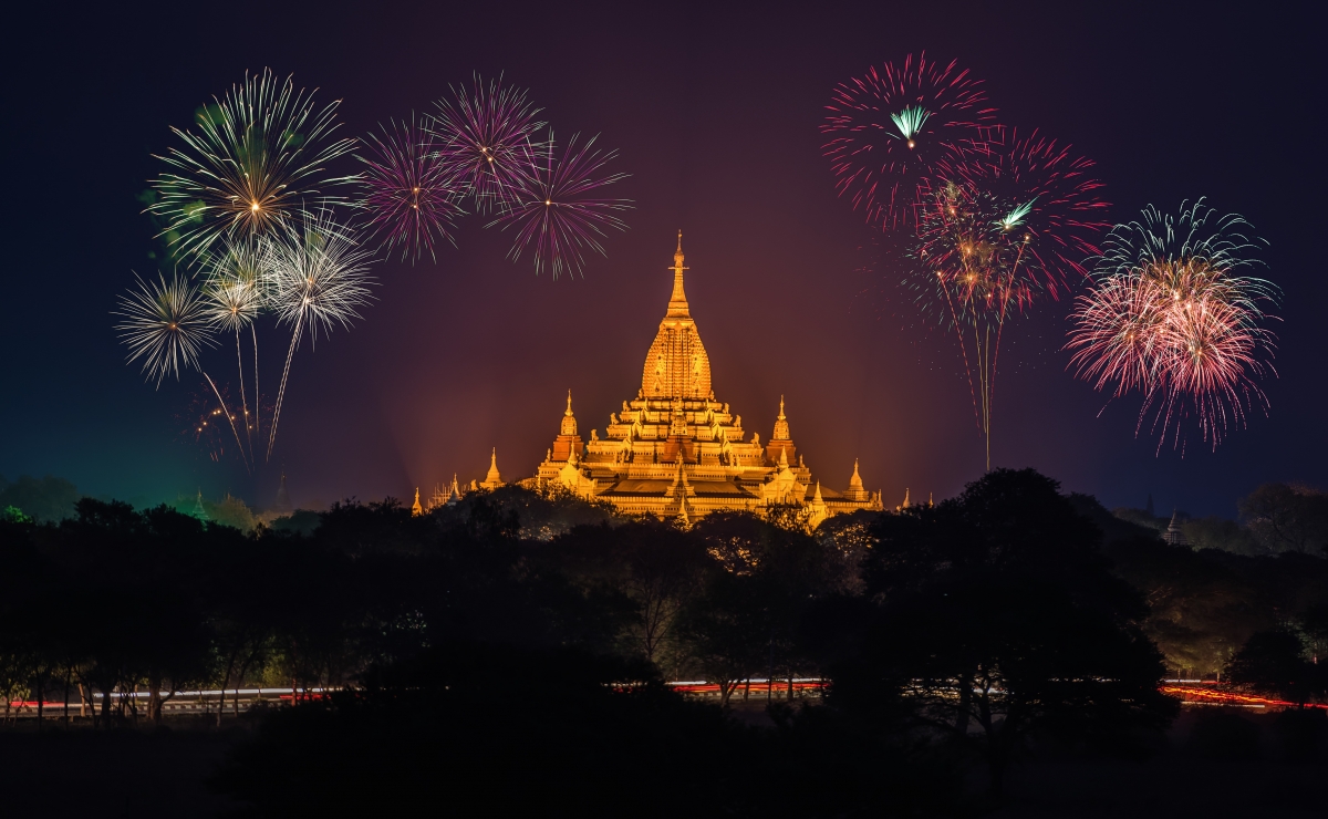 缅甸蒲甘夜景，烟花绽放下的寺院佛像，高清宗教壁纸免费下载