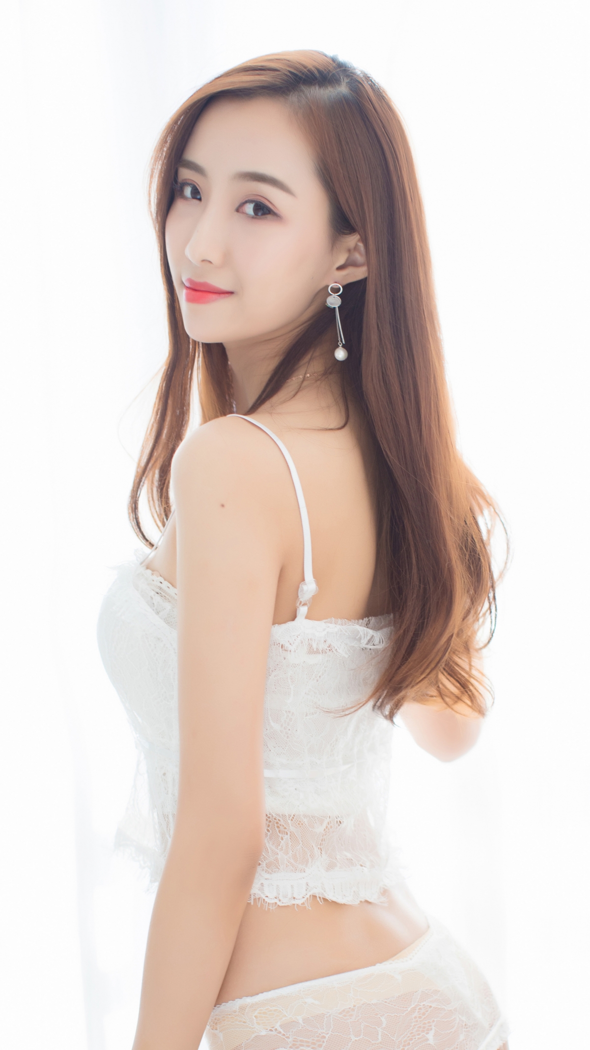 猫宝白蕾丝镂空睡衣，绝美4K手机壁纸，高清2160x3840，一键下载！