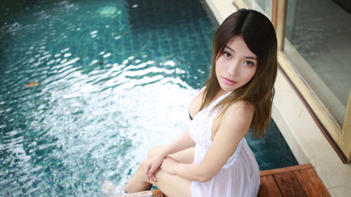 许诺Sabrina泳池风情，高清4K美女壁纸，绝美画质3840x2160免费下载