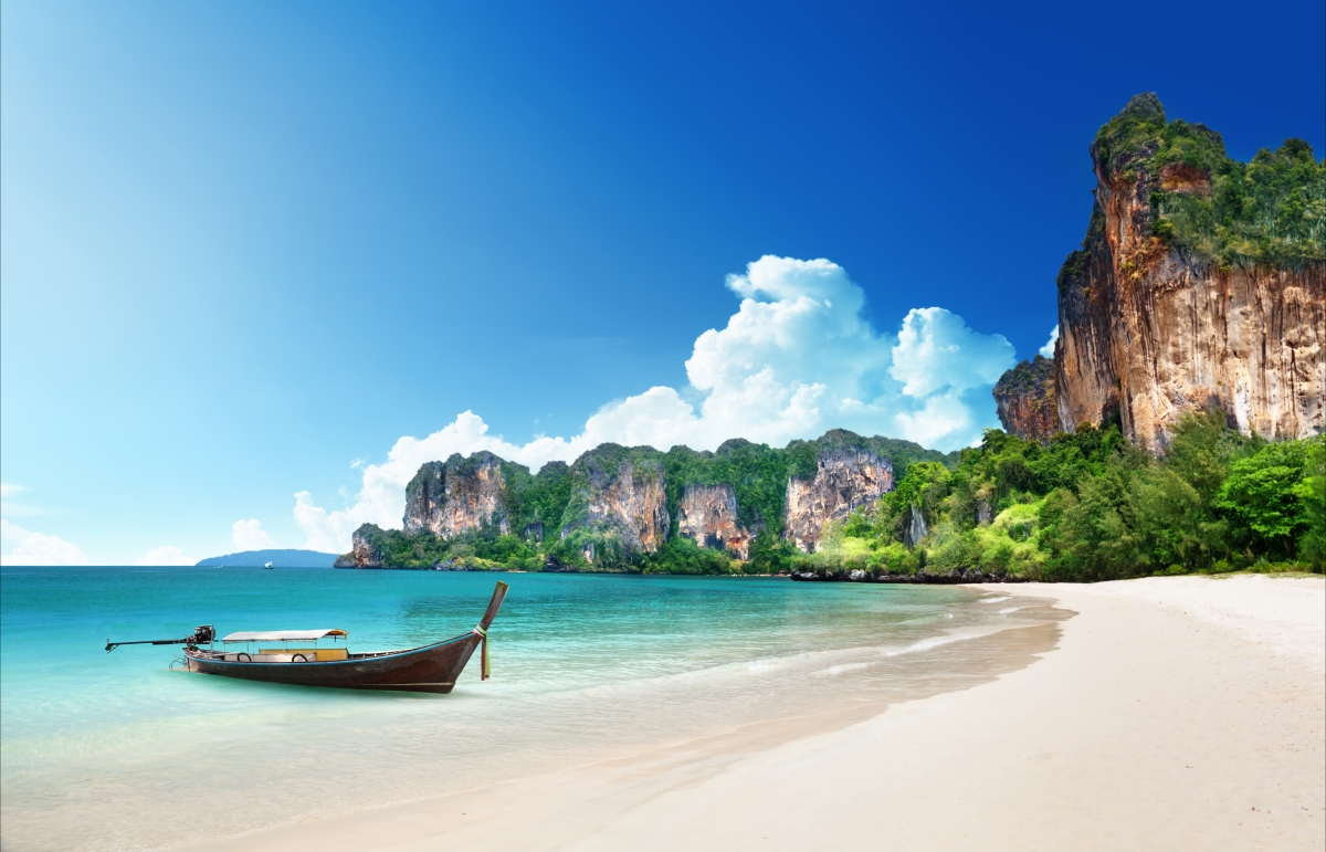 夏日度假胜地，蓝色海洋与沙滩美景，5K高清壁纸下载，尽享视觉盛宴