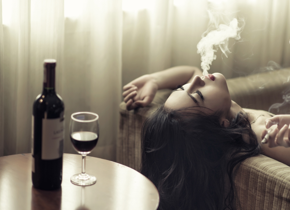 吸烟女孩沙发品酒，高清美女壁纸，心情畅享，5K画质精选下载