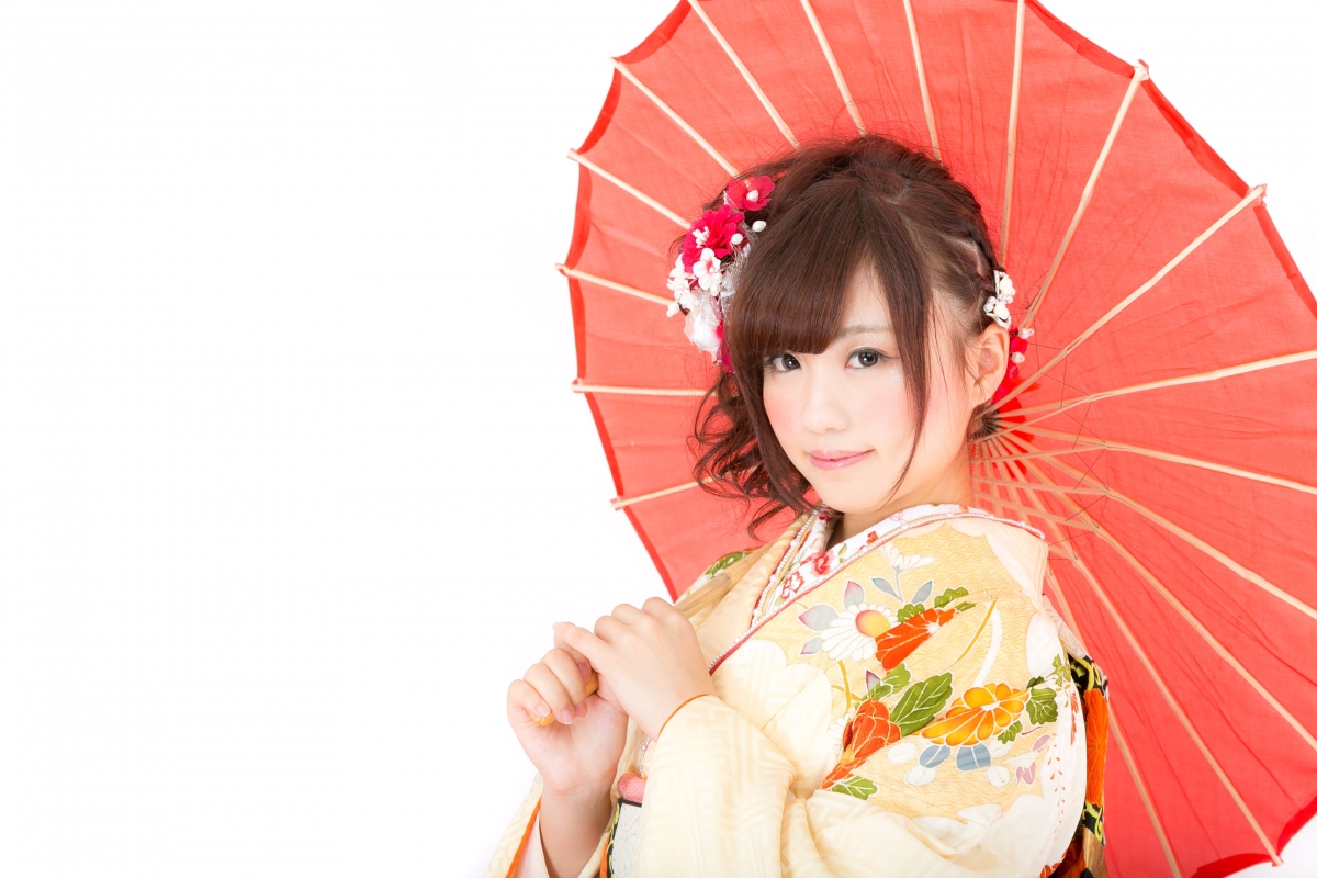 撑着红伞的和服美人，惊艳4K高清壁纸，3960x2640分辨率，免费下载