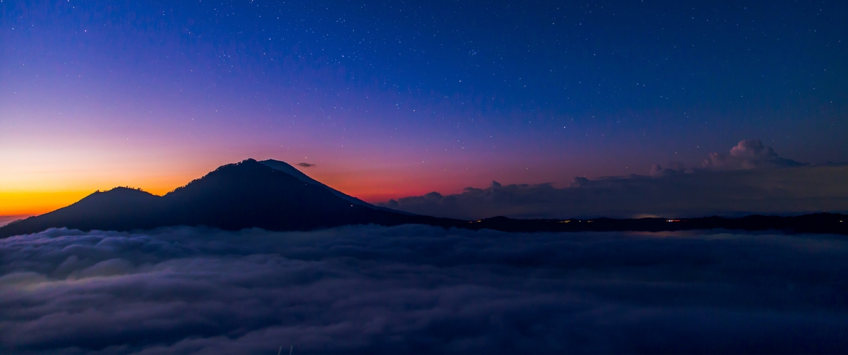山巅云涌，日落星空美景，3440x1440超清4K风景壁纸下载
