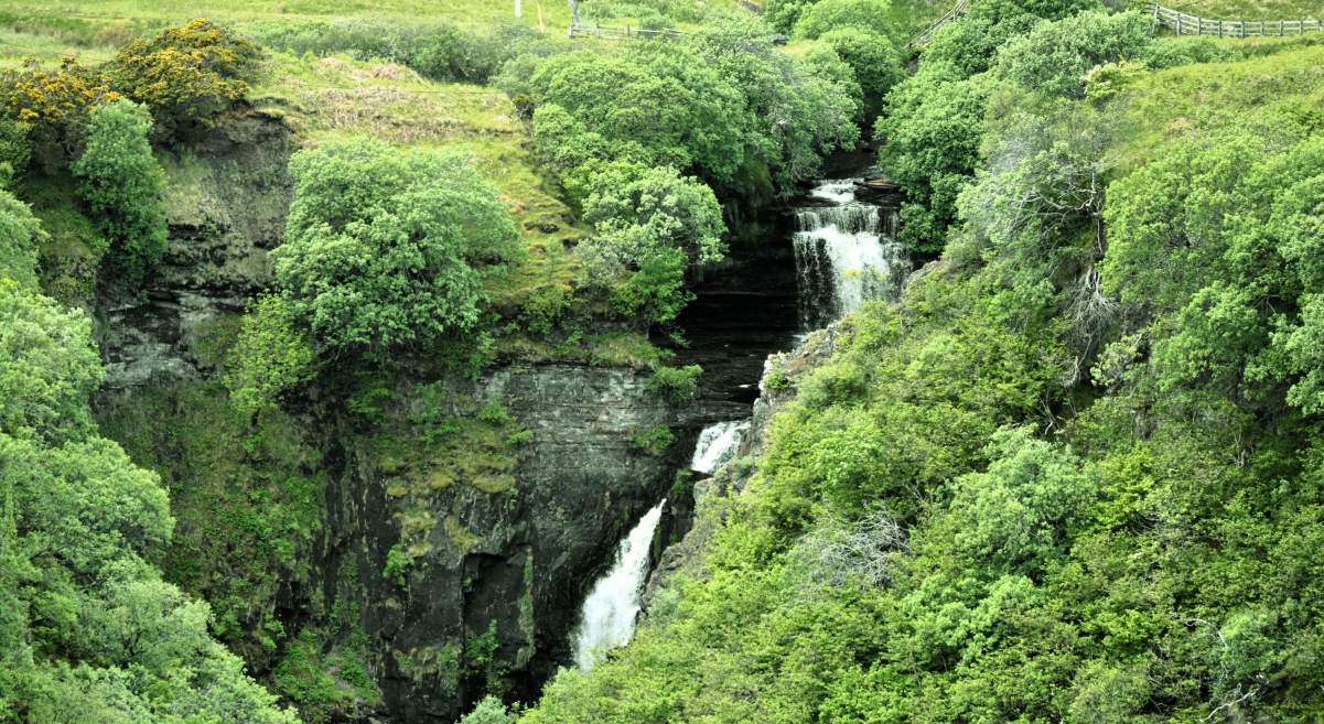 苏格兰绝美瀑布溪流，灌木丛生的4K高清风景壁纸，超清4200x2297像素，免费下载