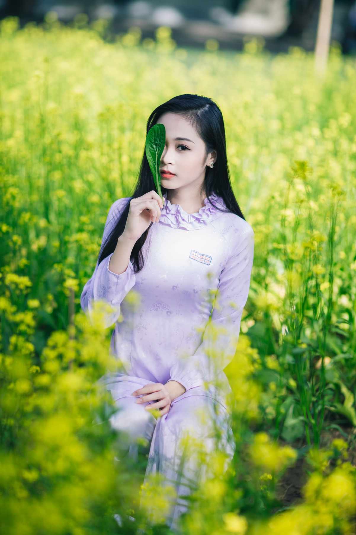 油菜花美女摄影，绝美4K高清壁纸，3840x5760分辨率，免费下载
