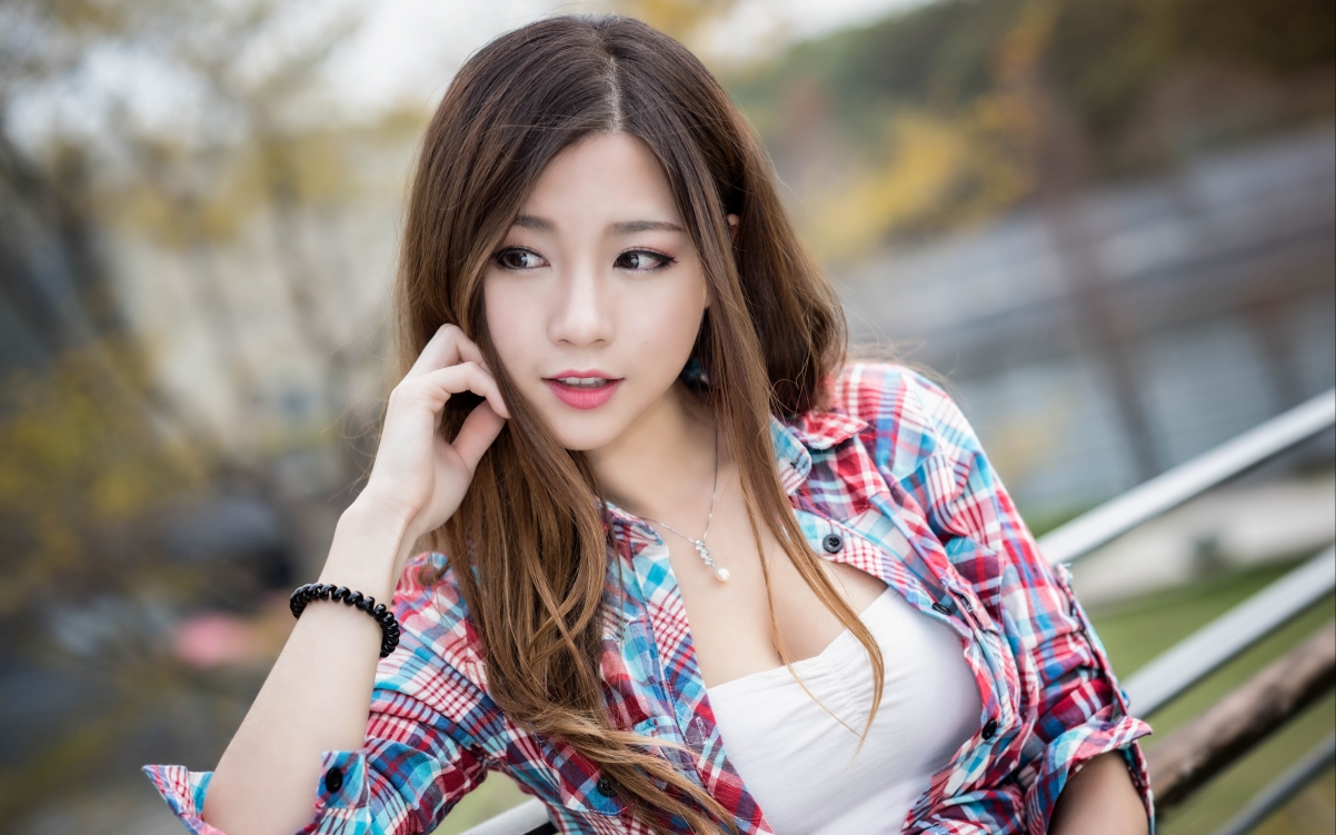 户外性感美女写真，4K高清壁纸，绝美画面尽享下载