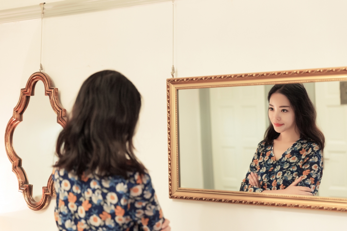 4K美女照镜子壁纸，高清4000x2667，精美图片免费下载