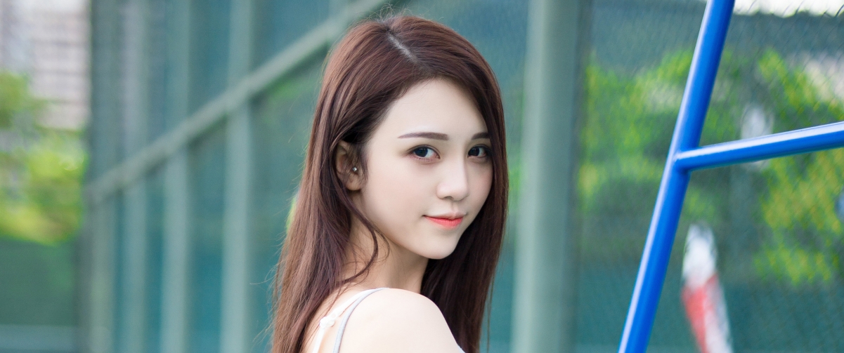 长发飘逸网球女神，3440x1440超清4K壁纸，绝美图片任你下载