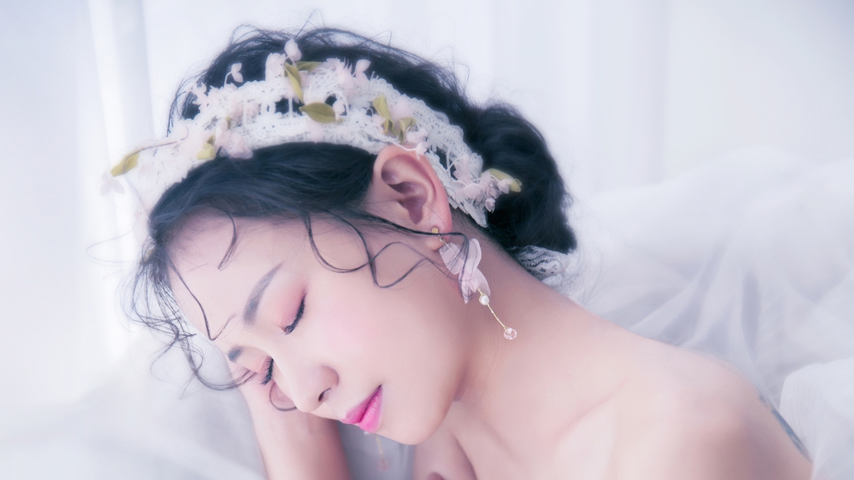 唯美婚纱美女闭眼高清写真，4K壁纸精选，3840x2160超高清下载