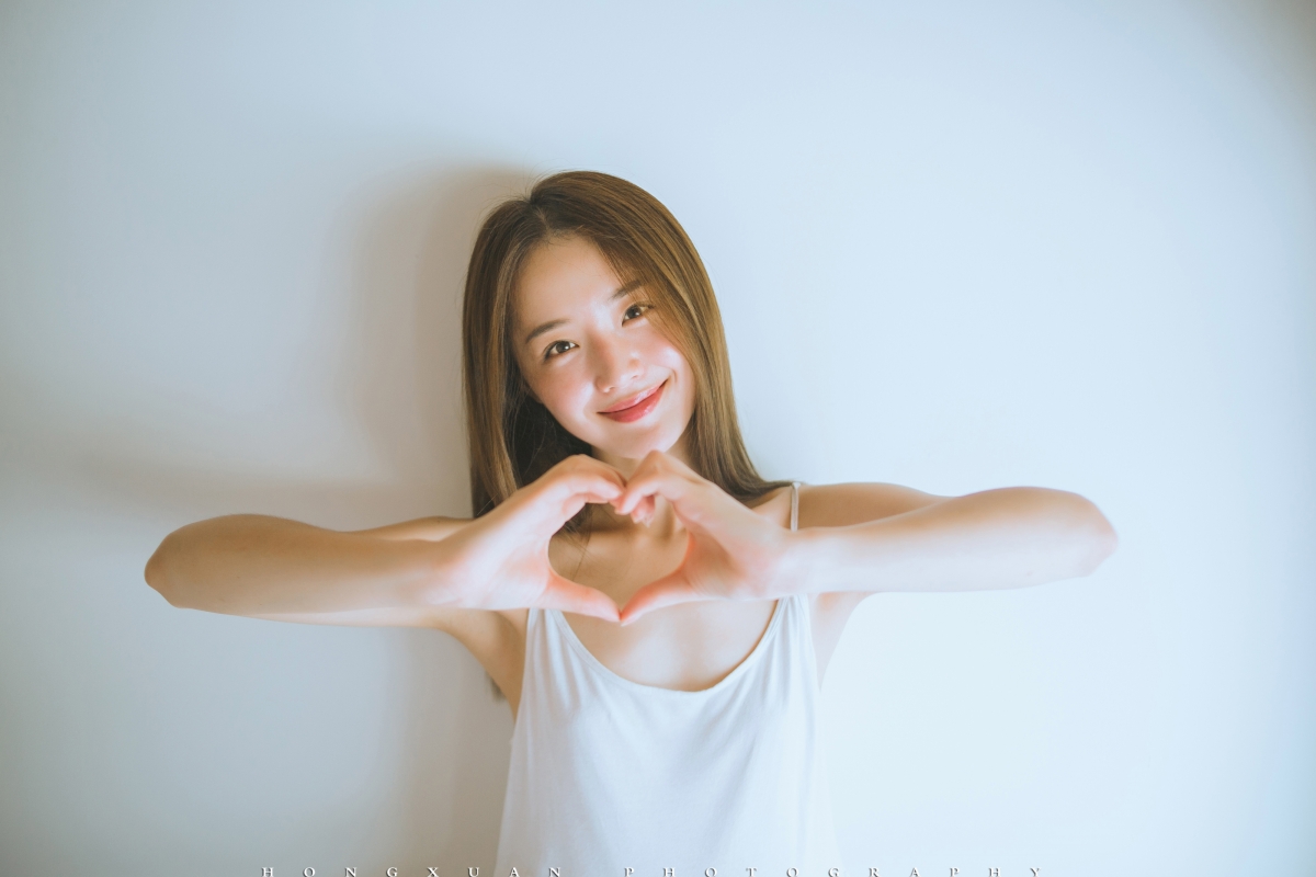妮妮心形手势美图，高清4K壁纸，美女图片，4000x2667分辨率，免费下载