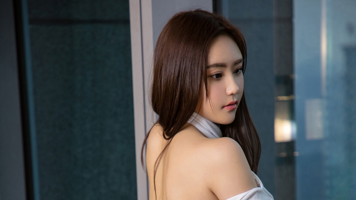 糖果诱惑，香肩美女4K超高清桌面壁纸，3840x2160精选美图下载