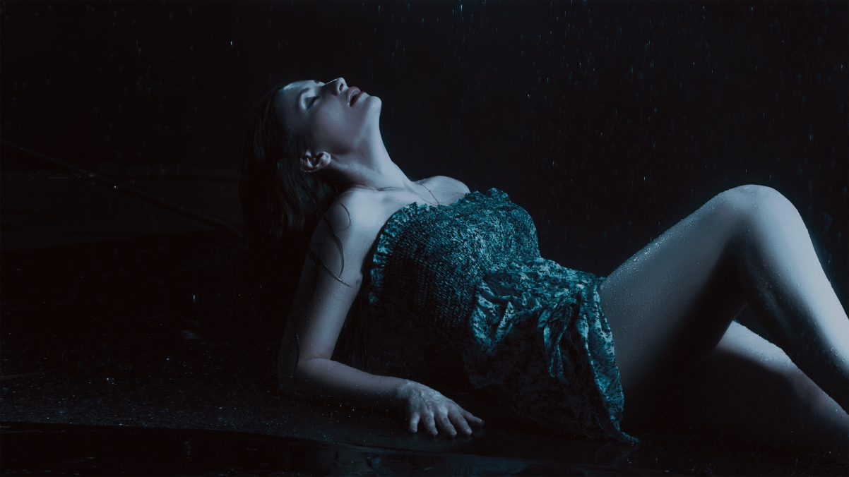 美女淋雨绝美瞬间，4K高清壁纸惊艳呈现，4500x2531分辨率畅享下载！