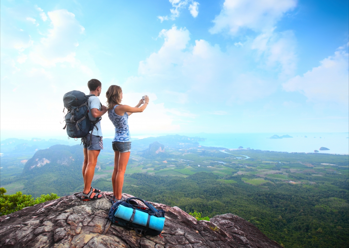 女孩与男孩的登山之旅，高清4K人物壁纸，俯瞰美景徒步瞬间，6714x4772超清下载