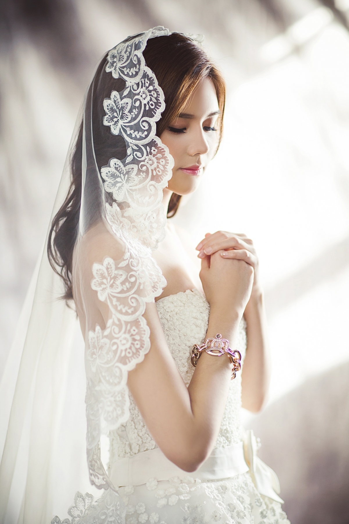 婚纱礼服大赏，年轻新娘侧颜面纱遮面，纯白裙摆如梦似幻，4K高清壁纸免费下载