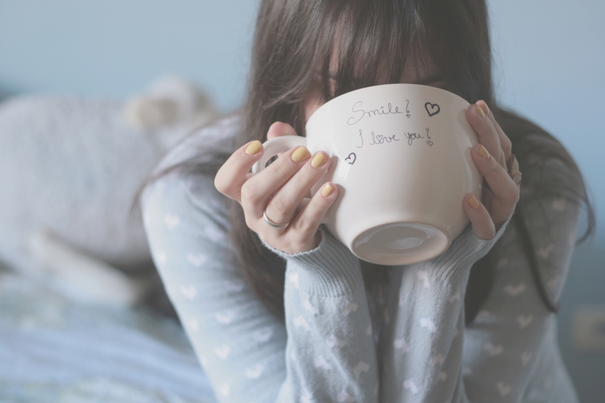 女孩纤手托杯，绝美4K高清壁纸，3888x2592分辨率，免费下载