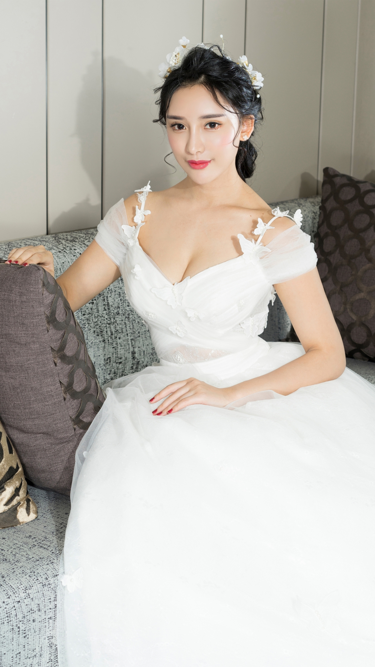 小西优雅白色婚纱，超清竖屏4K手机壁纸，2160x3840高清下载
