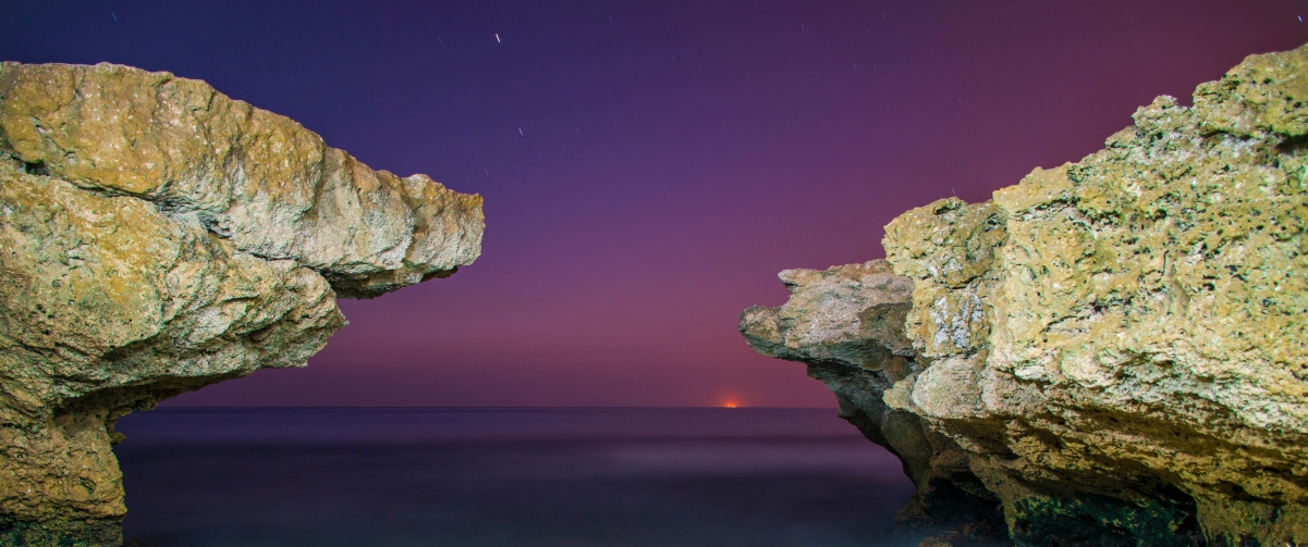 海边岩石美景，超清4K壁纸，3440x1440高清下载，尽享自然风光