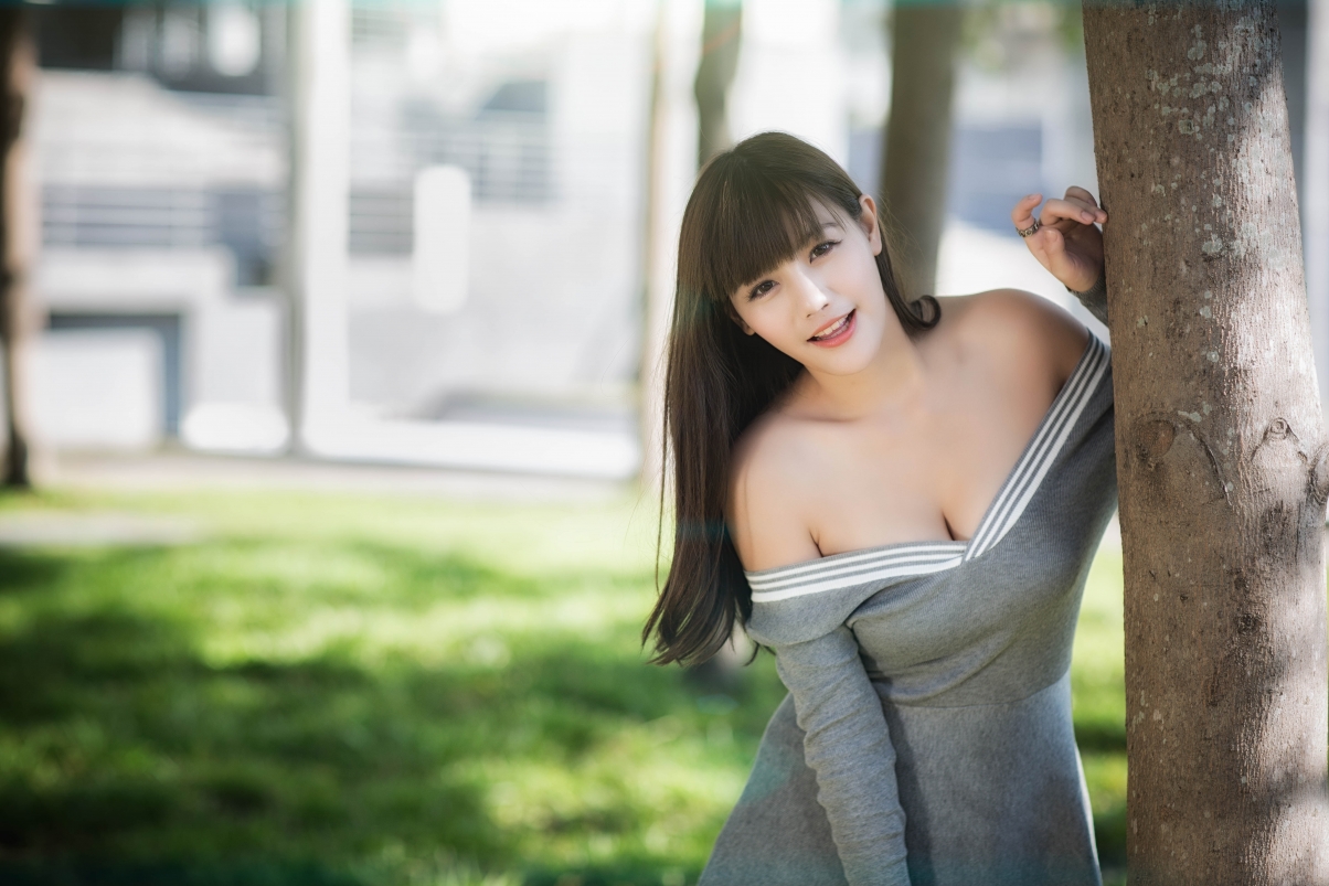 高清美女壁纸，露肩裙长发美女，草地树影下的5K绝美瞬间