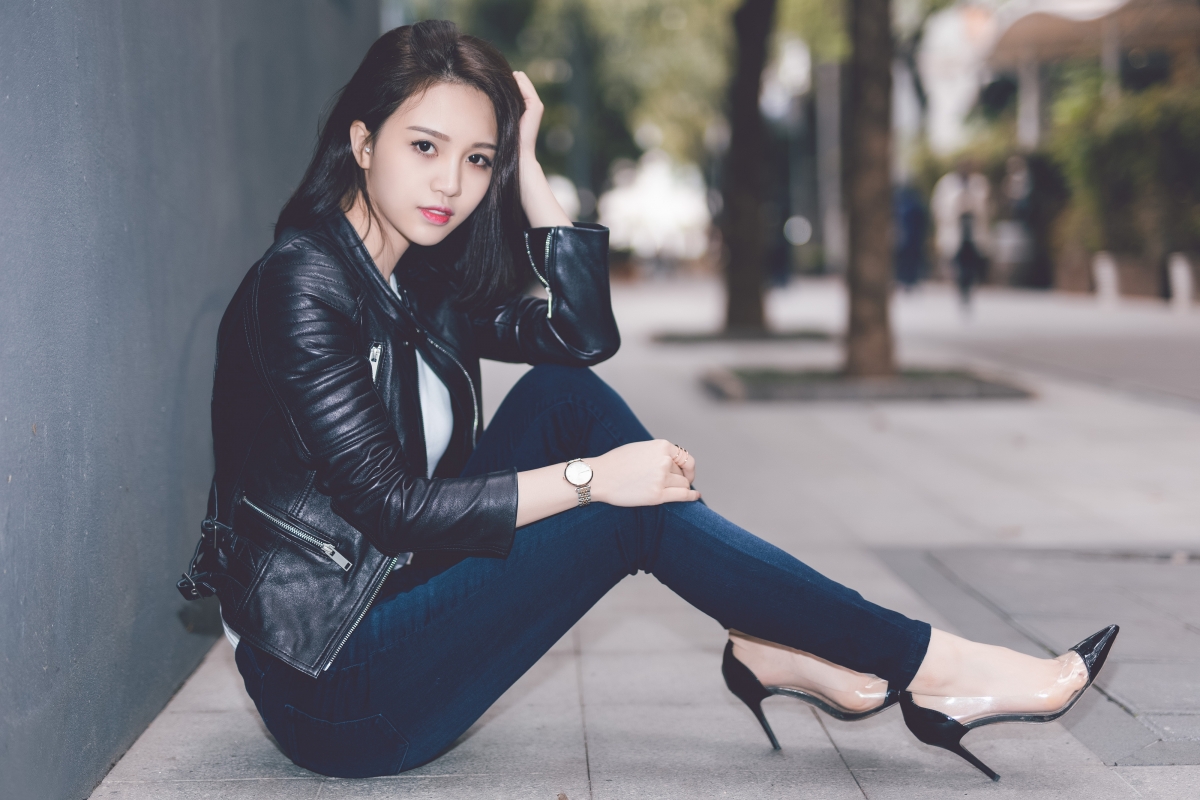 街边美女倩影，黑色衬衫配牛仔裤，高跟鞋尽显优雅，4K高清壁纸免费下载