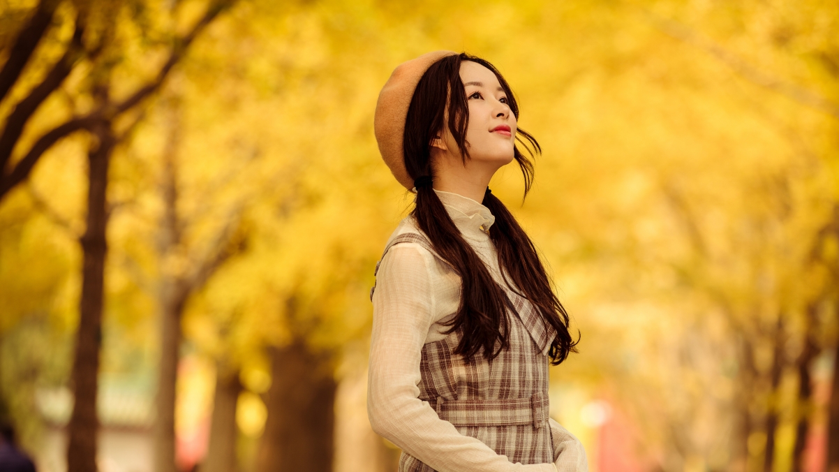 佳丽赏秋，高清4K美女树林壁纸，3840x2160超清下载