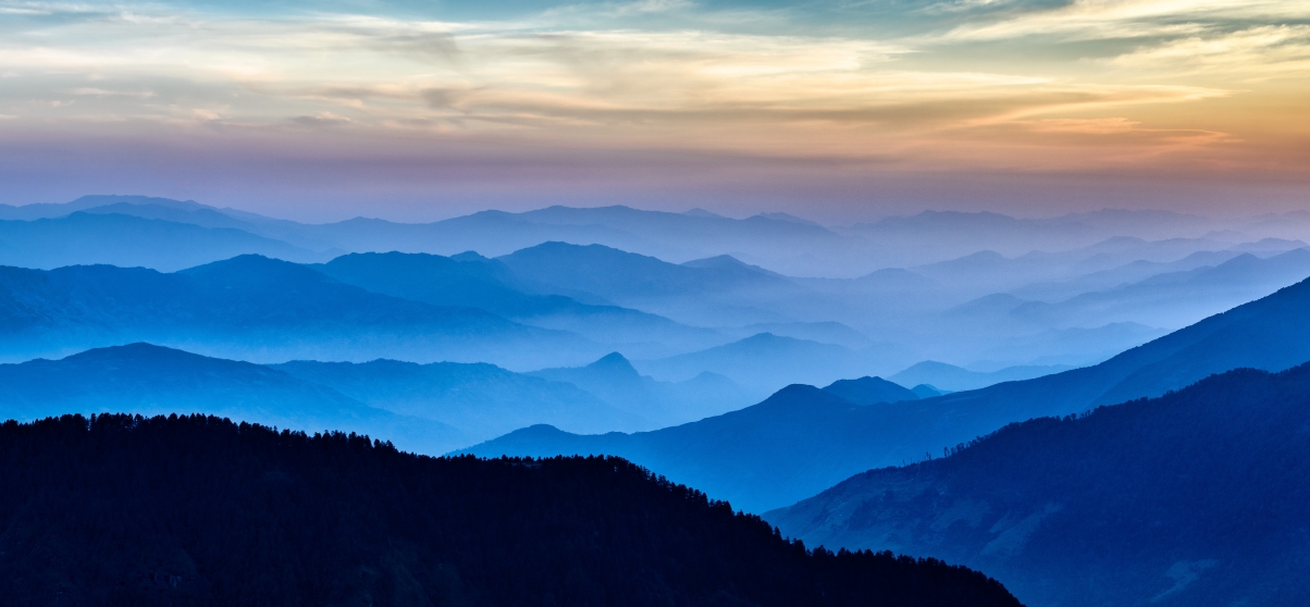 连绵山峰美景，超高清8K风景壁纸，惊艳你的视野，免费下载！