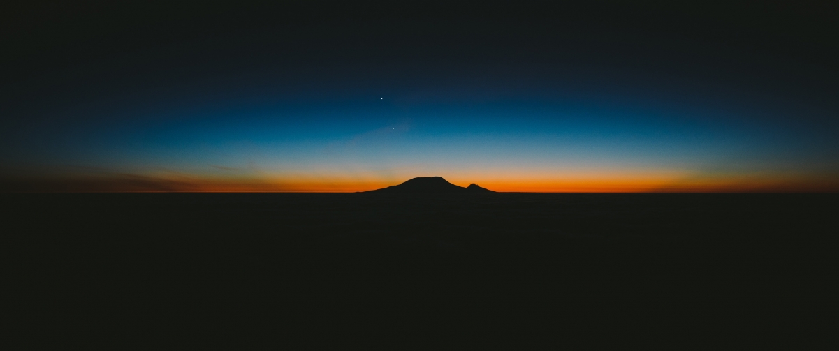 绝美夜空山景壁纸，高清4K 3440x1440大图，一键下载！