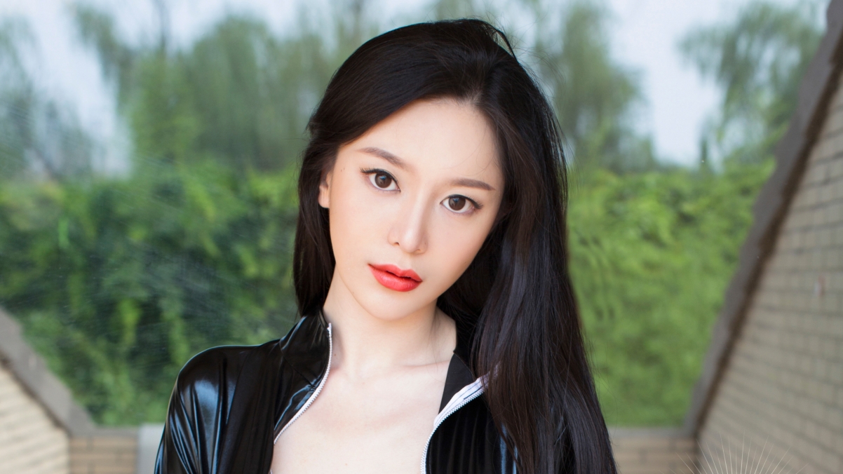 慕羽茜4K高清壁纸，长发美女身着黑色华服，惊艳3840x2160画质下载