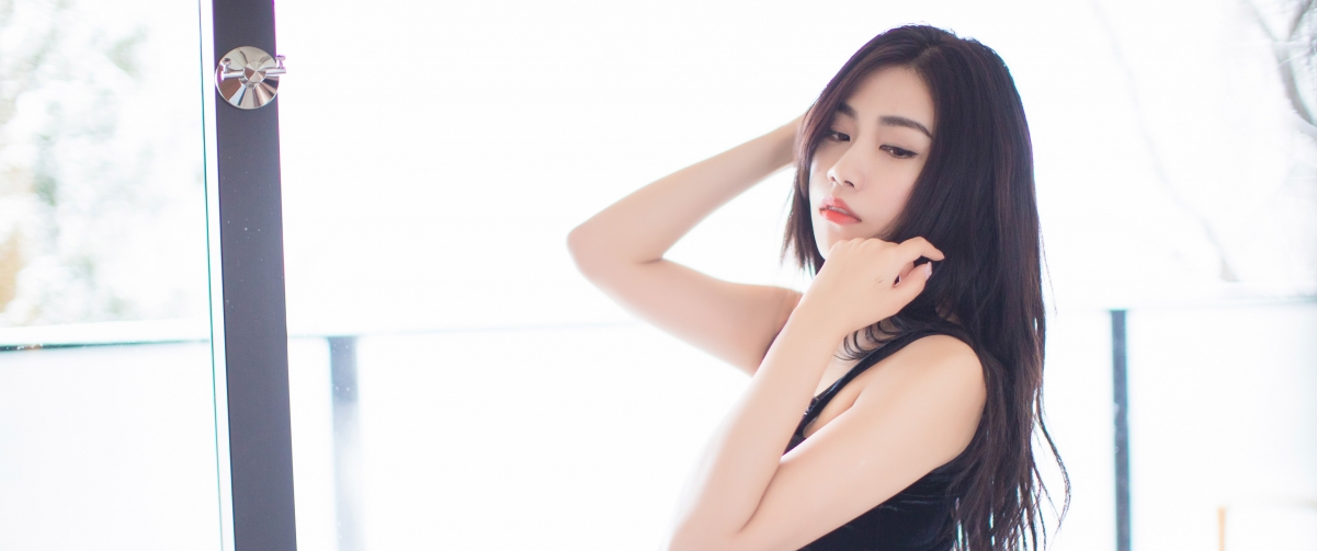 许诺黑裙美女，超清带鱼屏壁纸3440x1440，4K高清下载