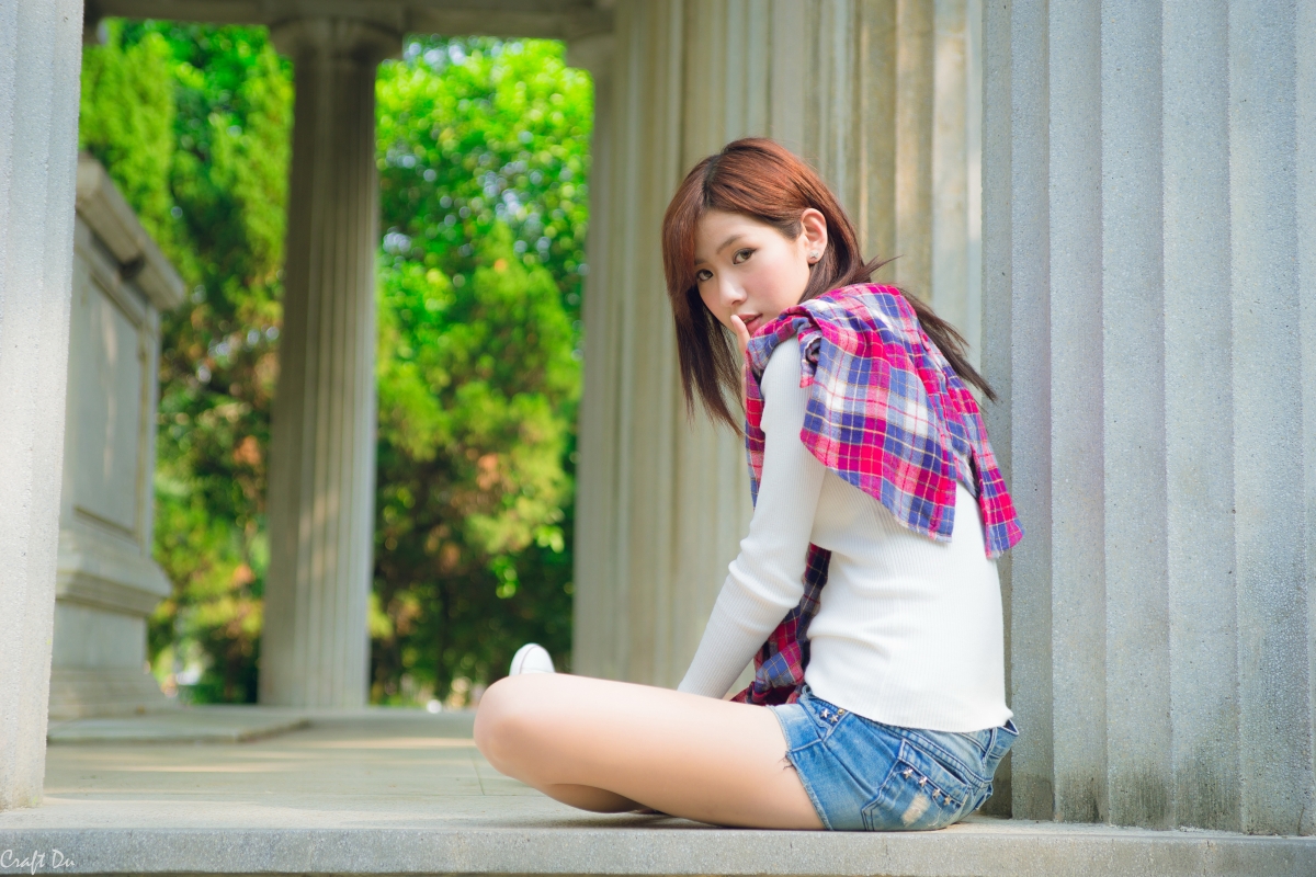 4K超清壁纸，盘腿侧身美女写真，精美细节尽在眼前，4000x2666高清下载