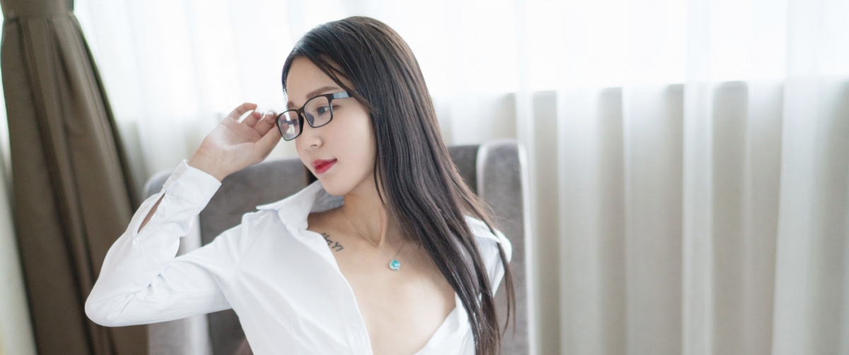白衬衫长发女神4K超清壁纸，3440x1440高清美图，免费下载欣赏