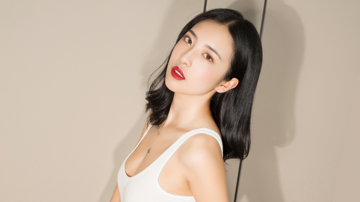 凌雪黑发美女惊艳登场，4K高清壁纸下载，尽享3840x2160视觉盛宴