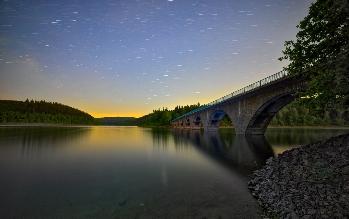 阿斯特罗之夜，桥映湖水绝美景色，4K高清壁纸，尺寸4200x2635，免费下载