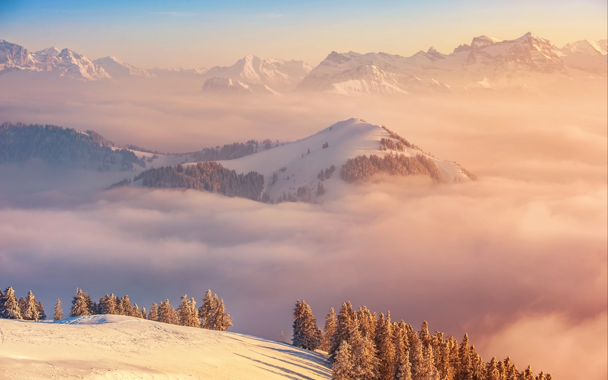 绝美雪山之巅，4K高清风景壁纸，3840x2400分辨率，免费下载！