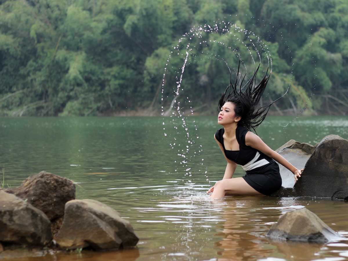 性感美女依水而居，秀发如瀑，高清4K壁纸惊艳呈现，4724x3543超清下载