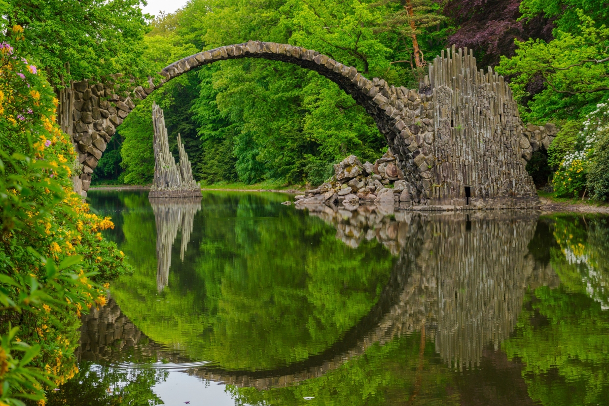 4K超高清山水树林湖景壁纸，精美石拱桥画面，4200x2796分辨率，一键下载