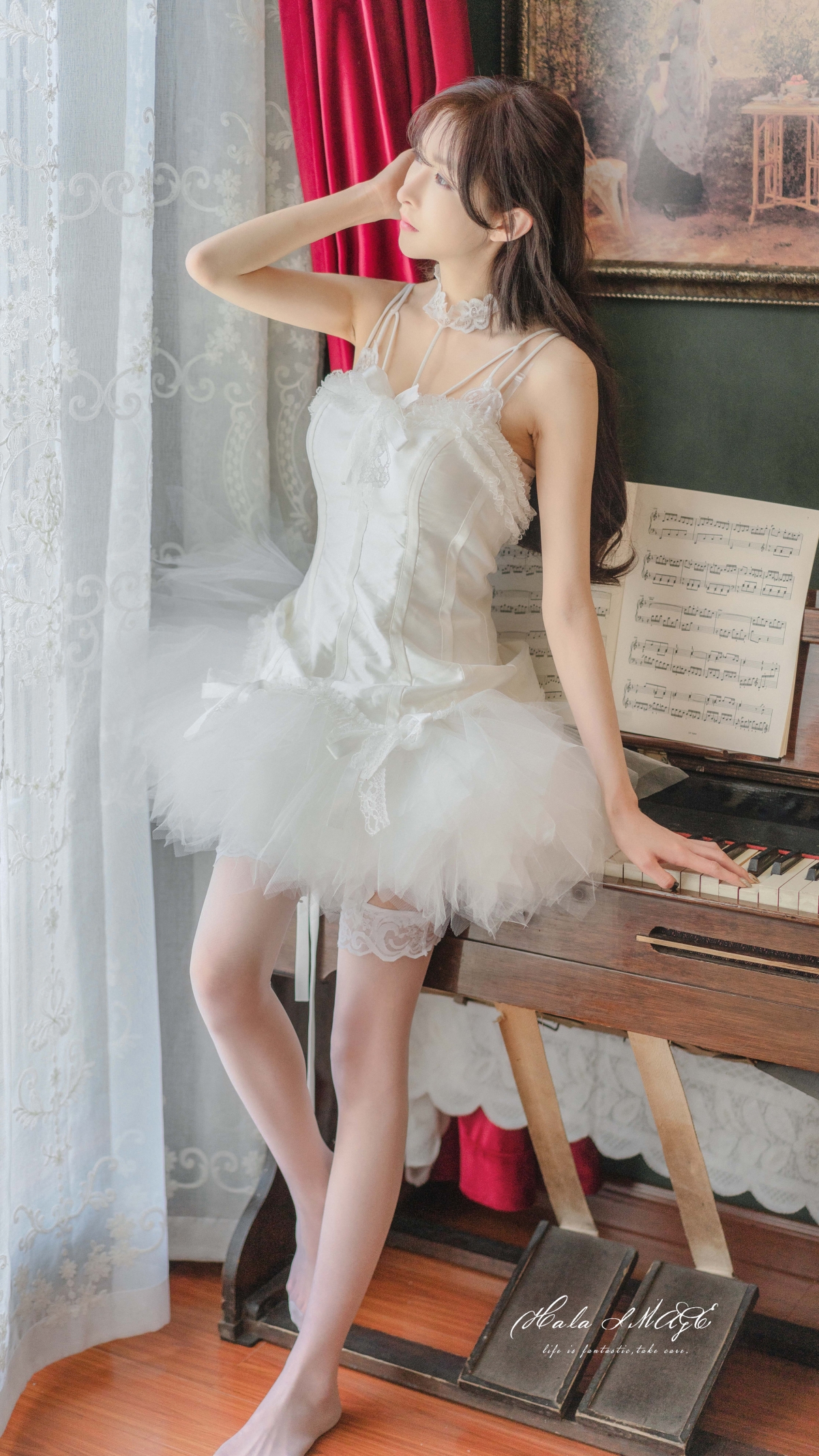 美女着白裙弹钢琴，绝美4K竖屏壁纸，高清2160x3840，一键下载