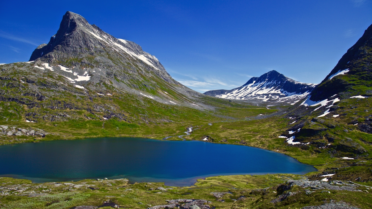 挪威高山湖景，绝美4K高清壁纸，3840x2160分辨率，免费下载欣赏