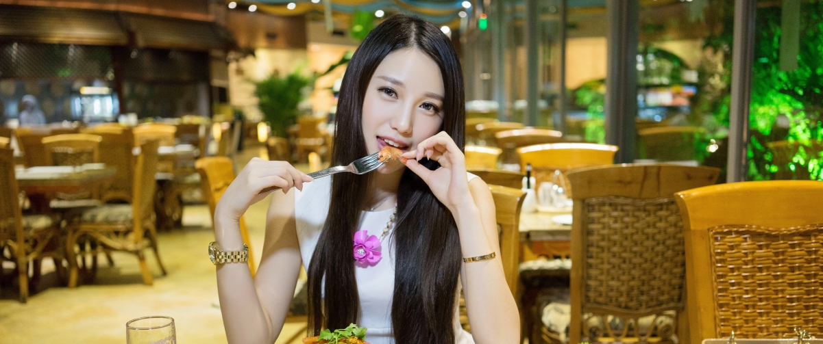 刘奕宁美食分享，精选3440x1440超清美女壁纸，高清4K图片免费下载