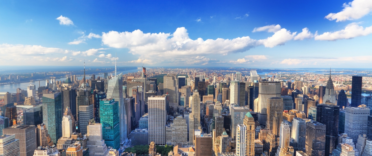 纽约曼哈顿全景4K壁纸，高清城市风光与天空云彩，3440x1440免费下载