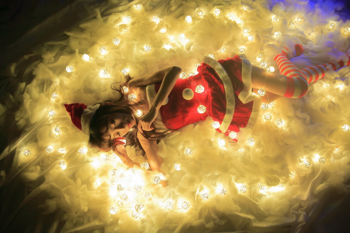圣诞节璀璨灯光下的美女4K高清壁纸，惊艳4000x2667分辨率，免费下载！