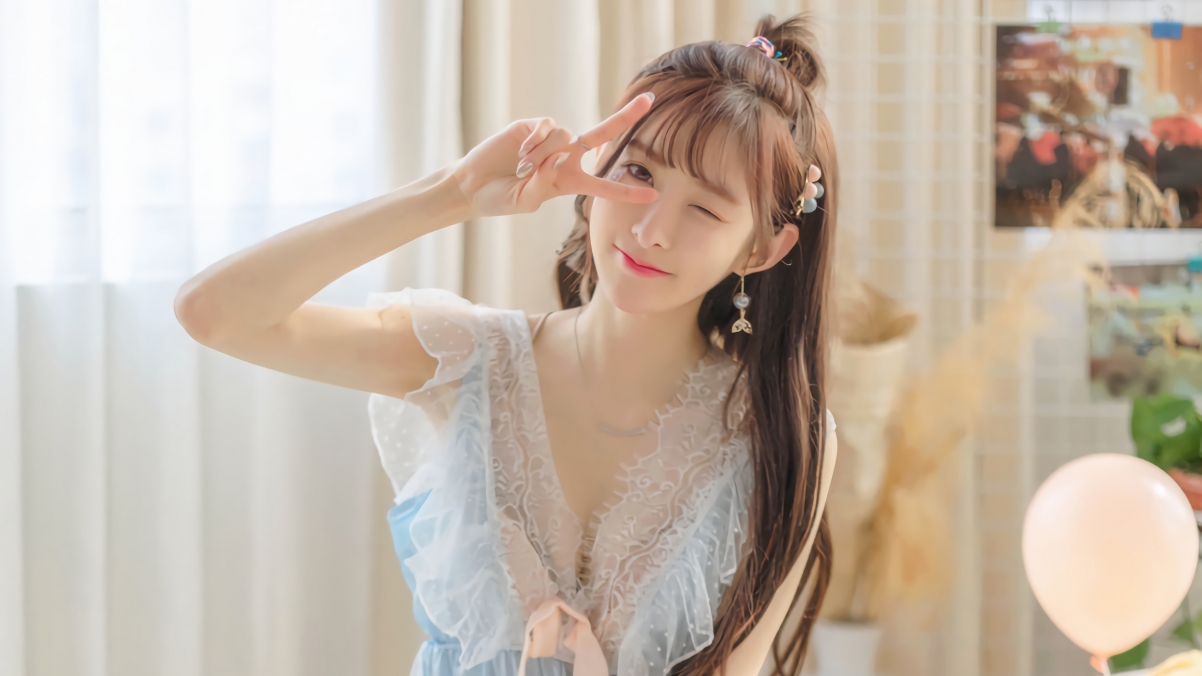 剪刀V字手势美女，超清4K壁纸，3840x2160高清下载