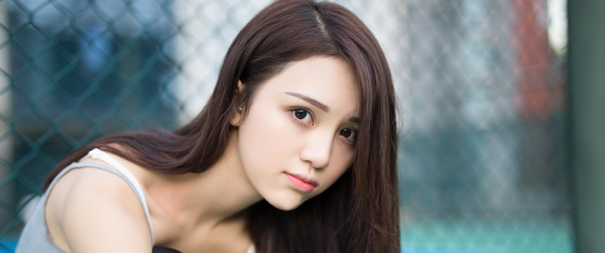 长发网球女神带鱼屏壁纸，3440x1440超高清美女图片，一键下载