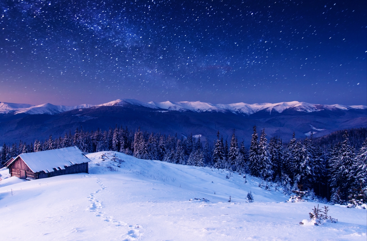 冬日夜景如画，房屋山林星光熠熠，4K高清壁纸免费下载（6500x4280）