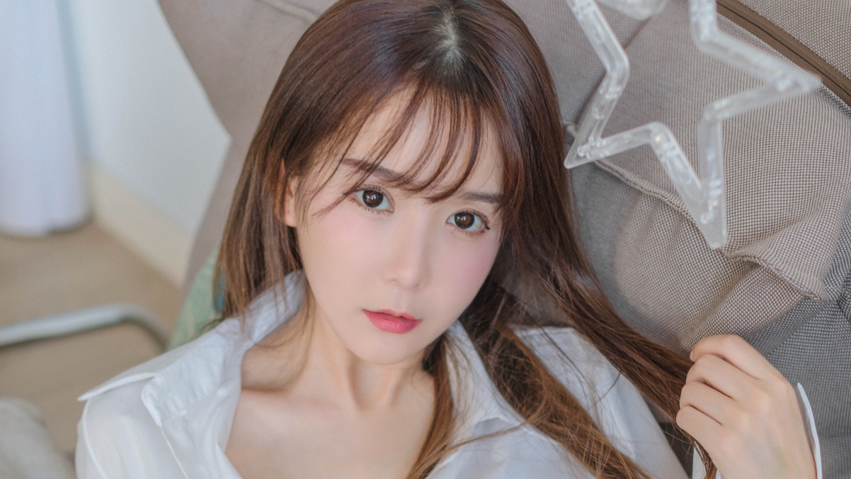 清纯美女居家长发白衬衫，4K超高清壁纸下载（3840x2160）