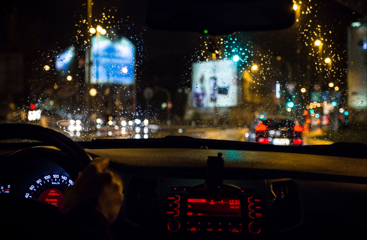 雨夜城市灯光秀，水滴映车窗，高清写真壁纸下载
