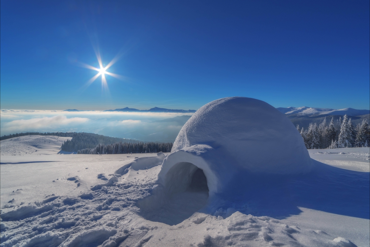 绝美雪屋景观，树林映日，天空如画，8K/4K高清壁纸下载